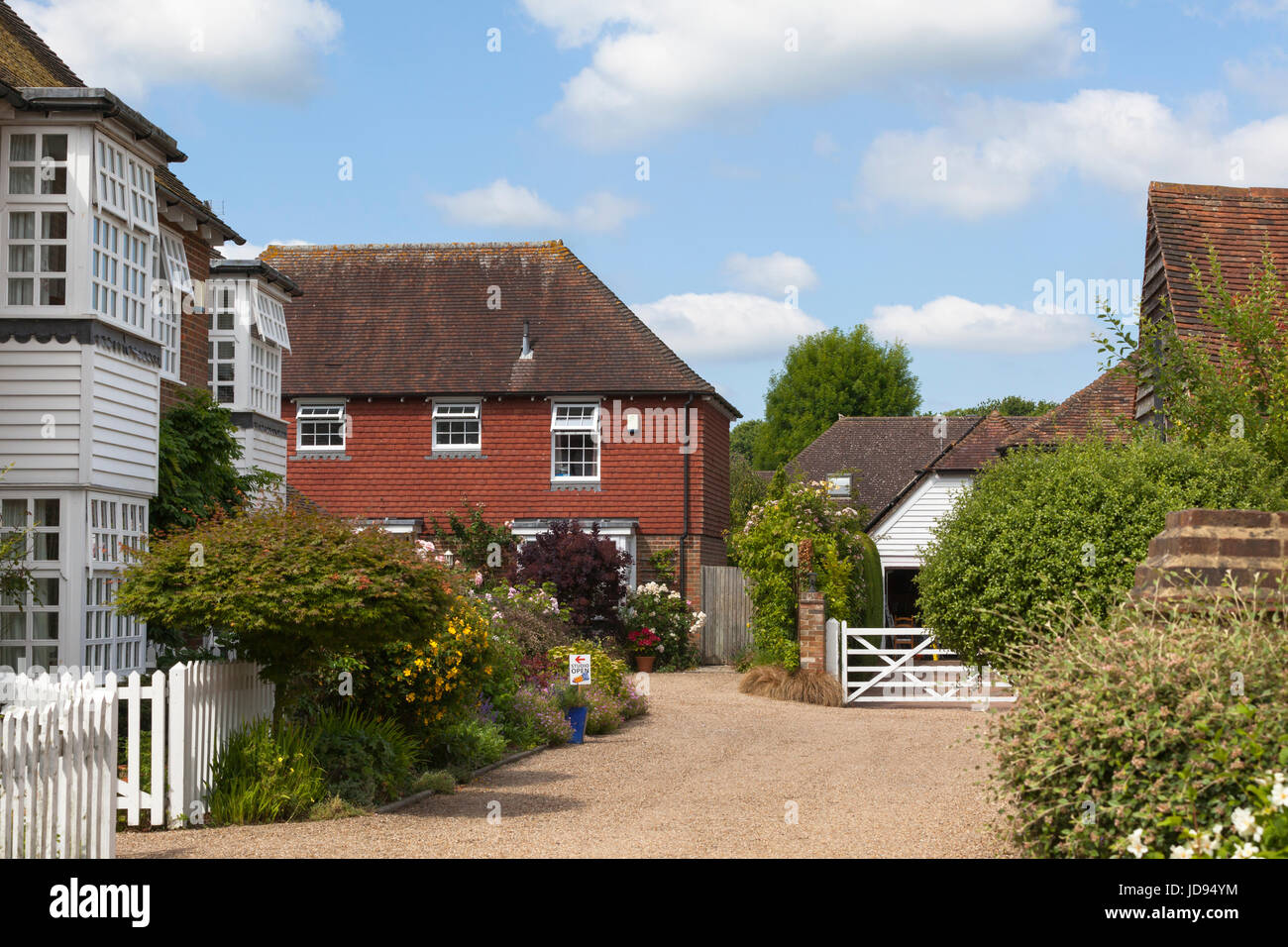 Englische britische Landschaft Hütten Häuser blauen Himmel geschwollenen Wolken uk traditionelle britische malerische ländliche Stockfoto
