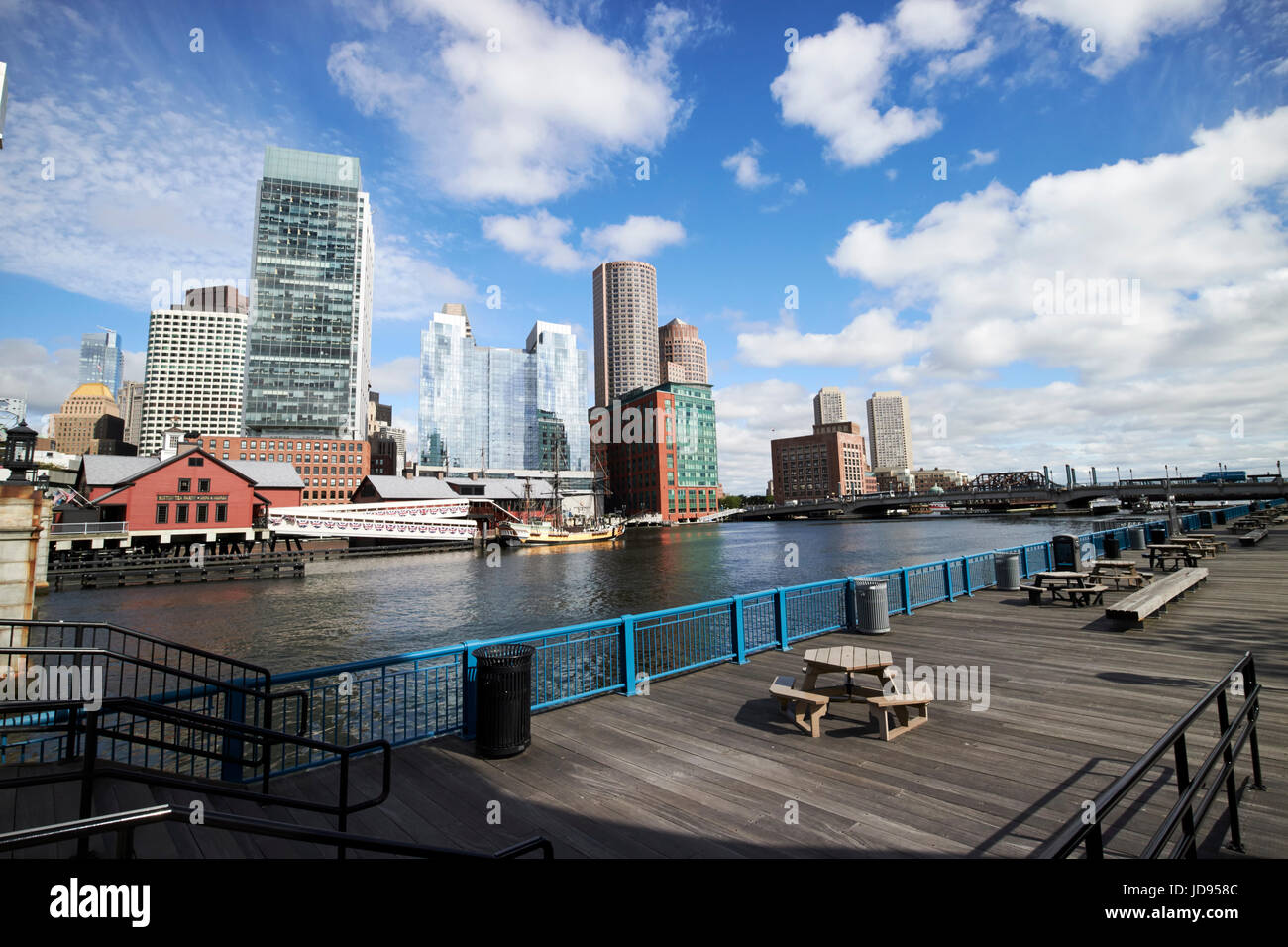 Promenade Fort Point Channel und Skyline von der Finanzdistrikt Boston USA Stockfoto
