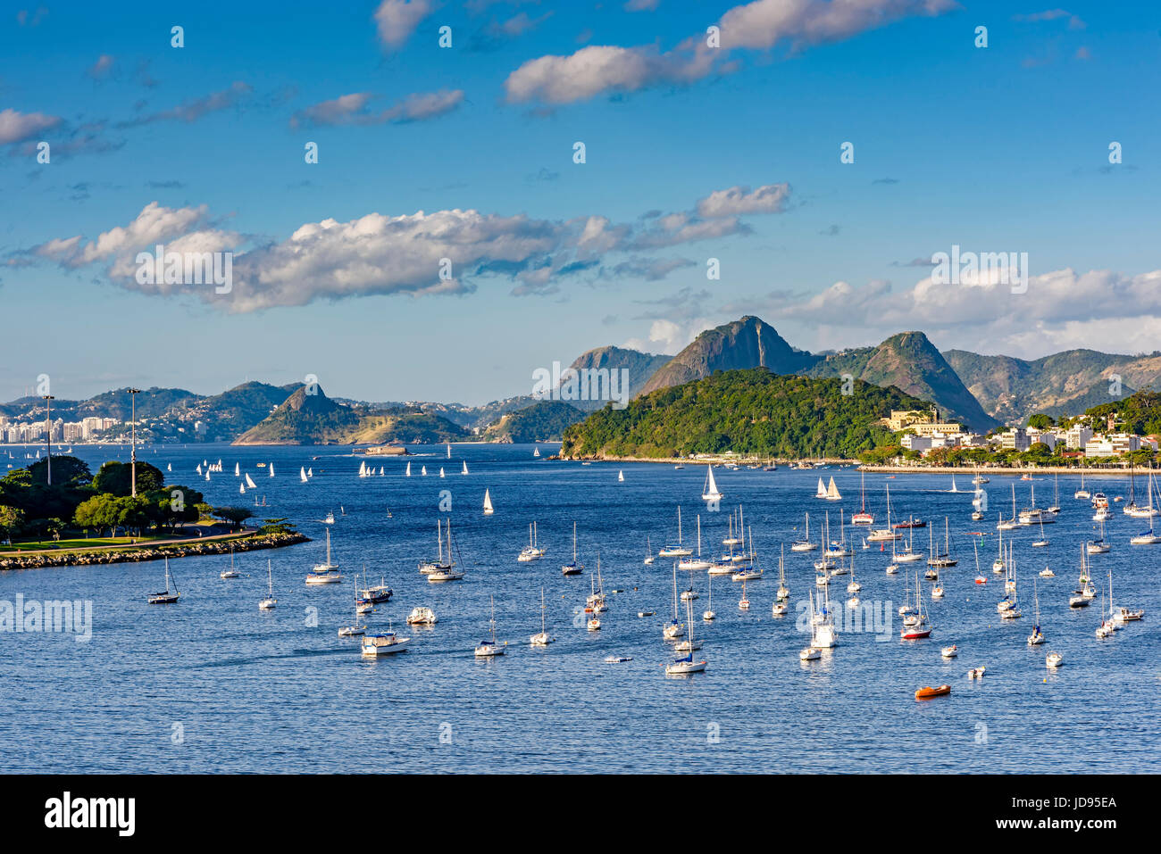 Ansicht der Guanabara-Bucht und Botafogo-Bucht mit Rio De Janeiro Hügel, Wald, Meer und Boote Stockfoto