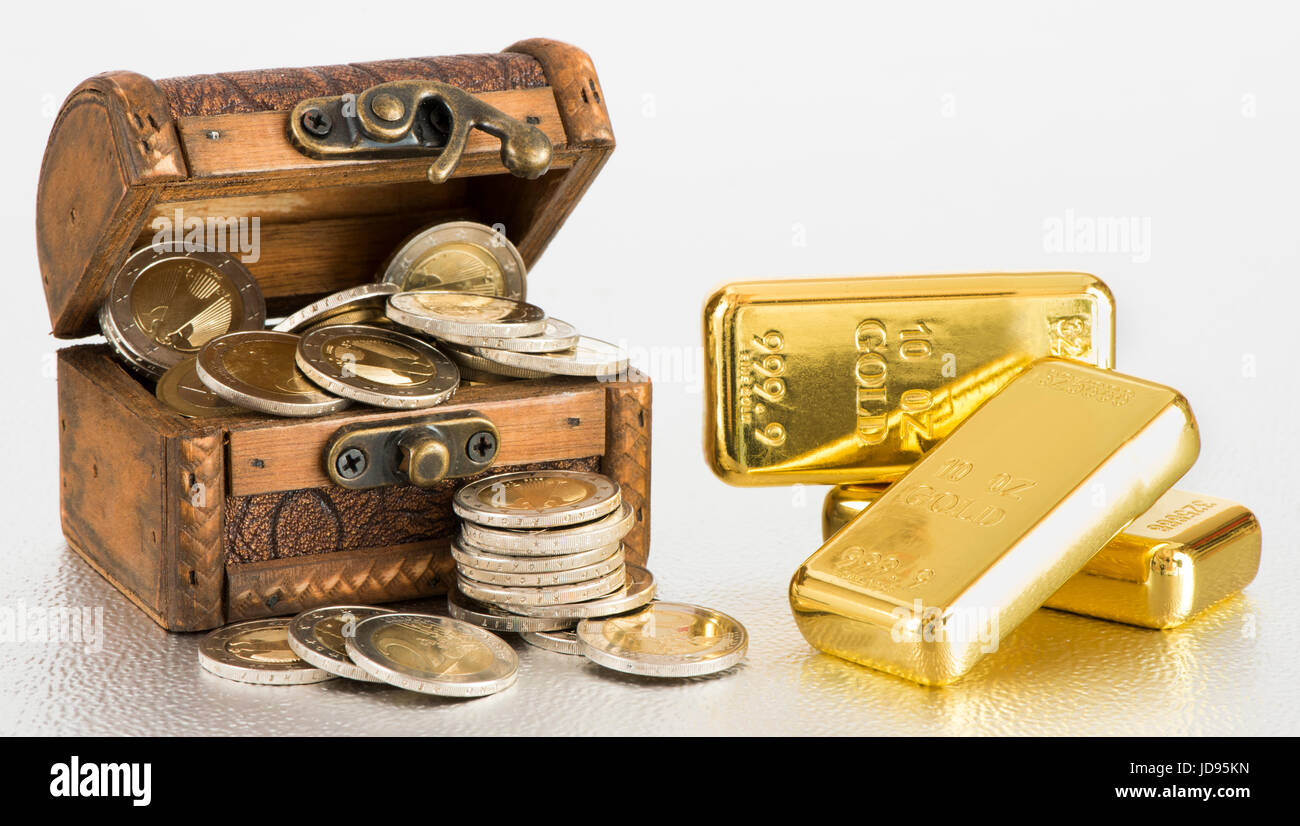 Schatztruhe mit Euromünzen und Goldbarren Stockfoto