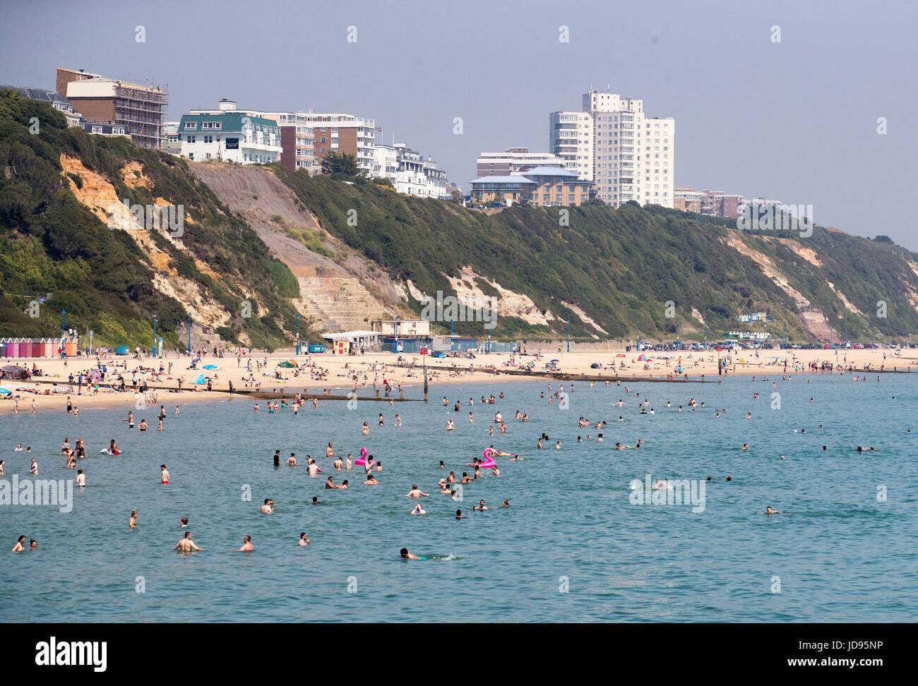 Menschen genießen das warme Wetter am Strand von Bournemouth, Dorset, da Temperaturen weiter diese Woche steigen voraussichtlich, da das Land in einer Hitzewelle sonnt. Stockfoto