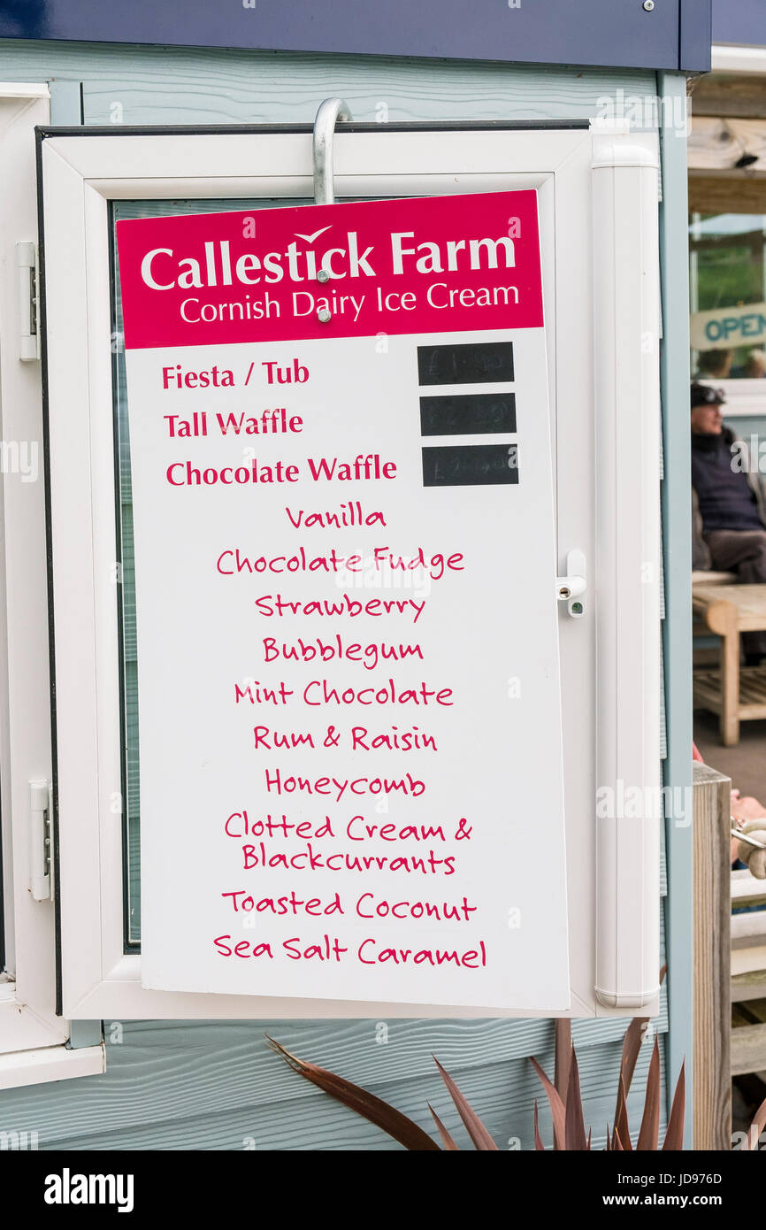 Eine Auflistung der verschiedenen Geschmacksrichtungen von Callestick Farm Cornish Dairy Ice Cream Sign. Stockfoto