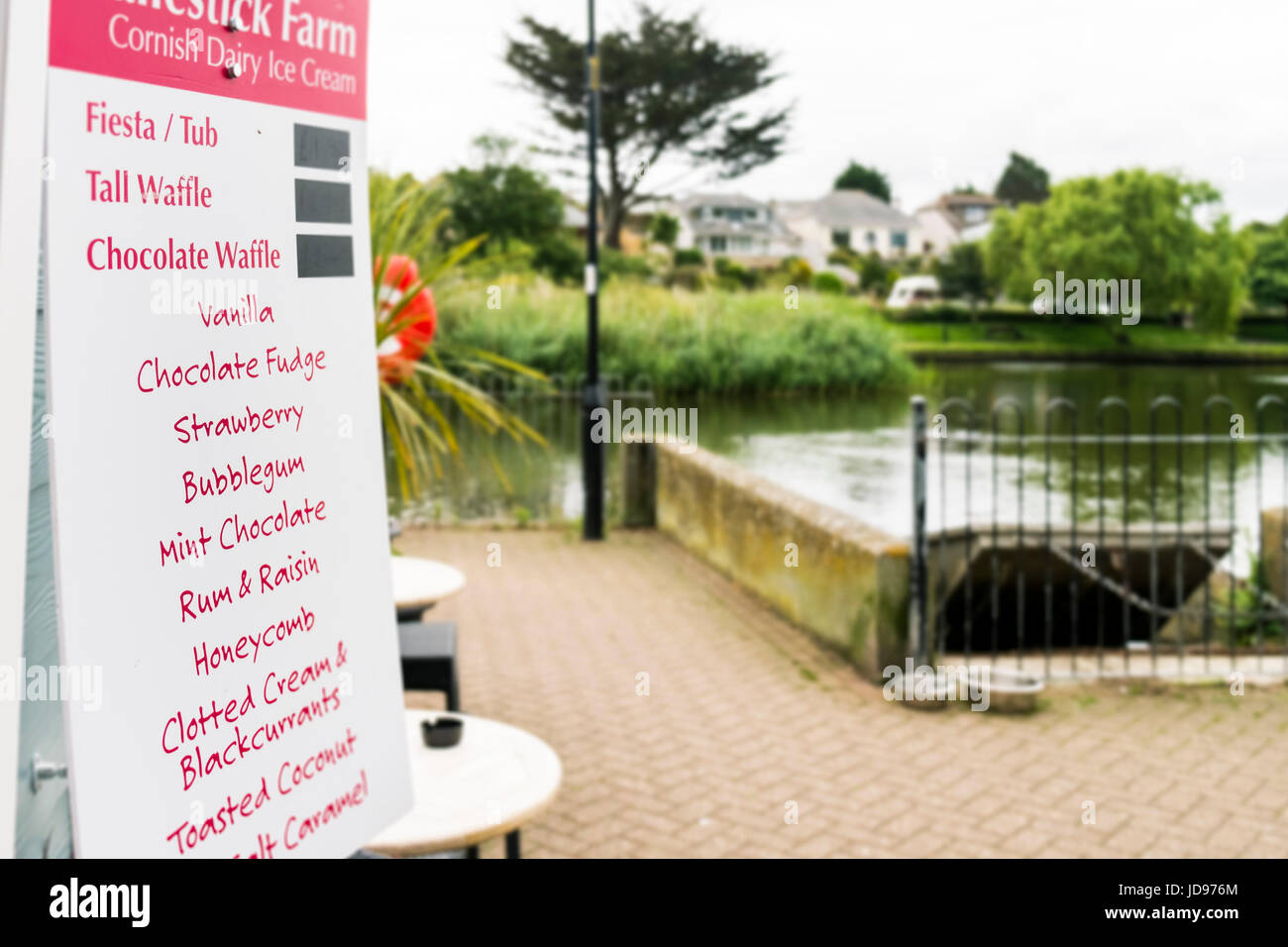 Ein Zeichen mit verschiedenen Aromen von Cornish Molkerei Speiseeis. Stockfoto