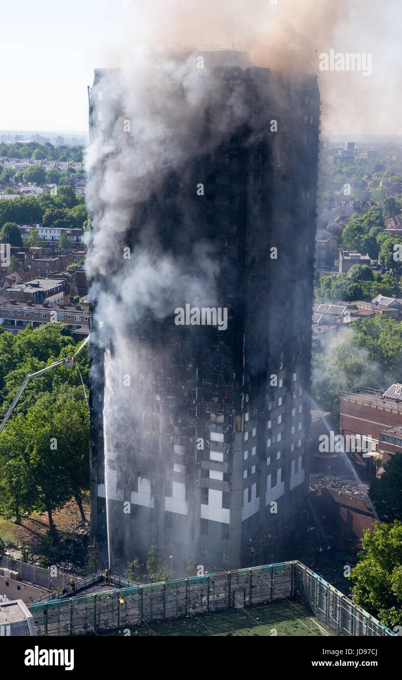 Feuer brennt bei Grenfell Turm Latimer Road, feierte Feuer auf der 4. Etage starrte, wenn ein Kühlschrank in geraten Brand. Es gab mehrere verletzte Stockfoto