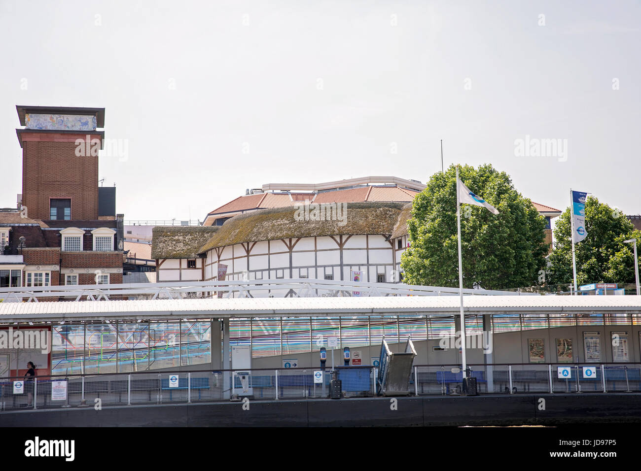 Globe Theater und River Pier Blick vom Fluss Stockfoto