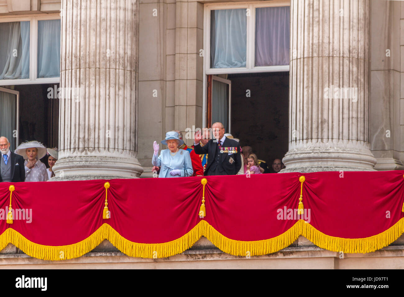 Die Königin und Prinz Phillip winken auf dem Balkon des Buckingham Palace nach der Trooping the Color Parade, London, Großbritannien, 2017 Stockfoto