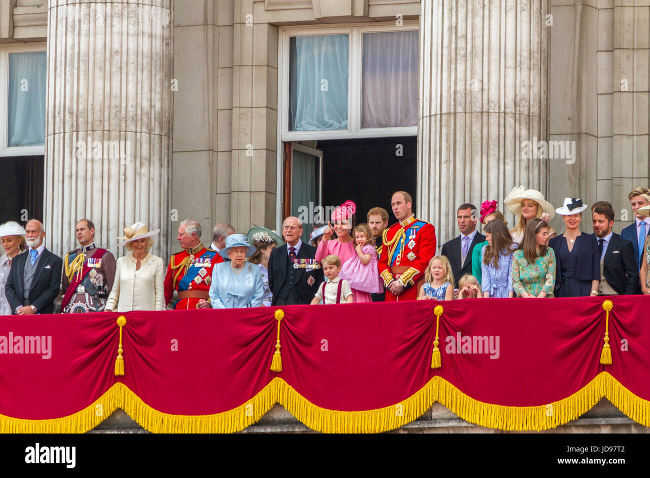 Königliche Familie versammelten sich auf dem Balkon von Buckingham Palace, kurz nach dem Queens Geburtstag Parade, London 2017 Stockfoto