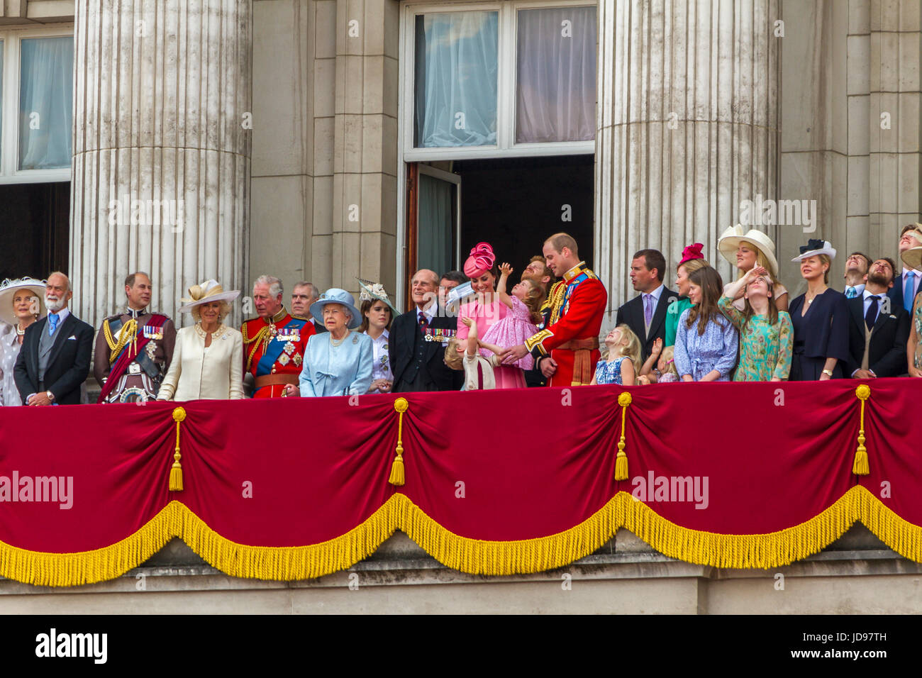 Die Königin und Mitglieder der königlichen Familie versammeln sich auf dem Balkon des Buckingham Palace nach der Trooping the Color Parade, London, Großbritannien, 2017 Stockfoto