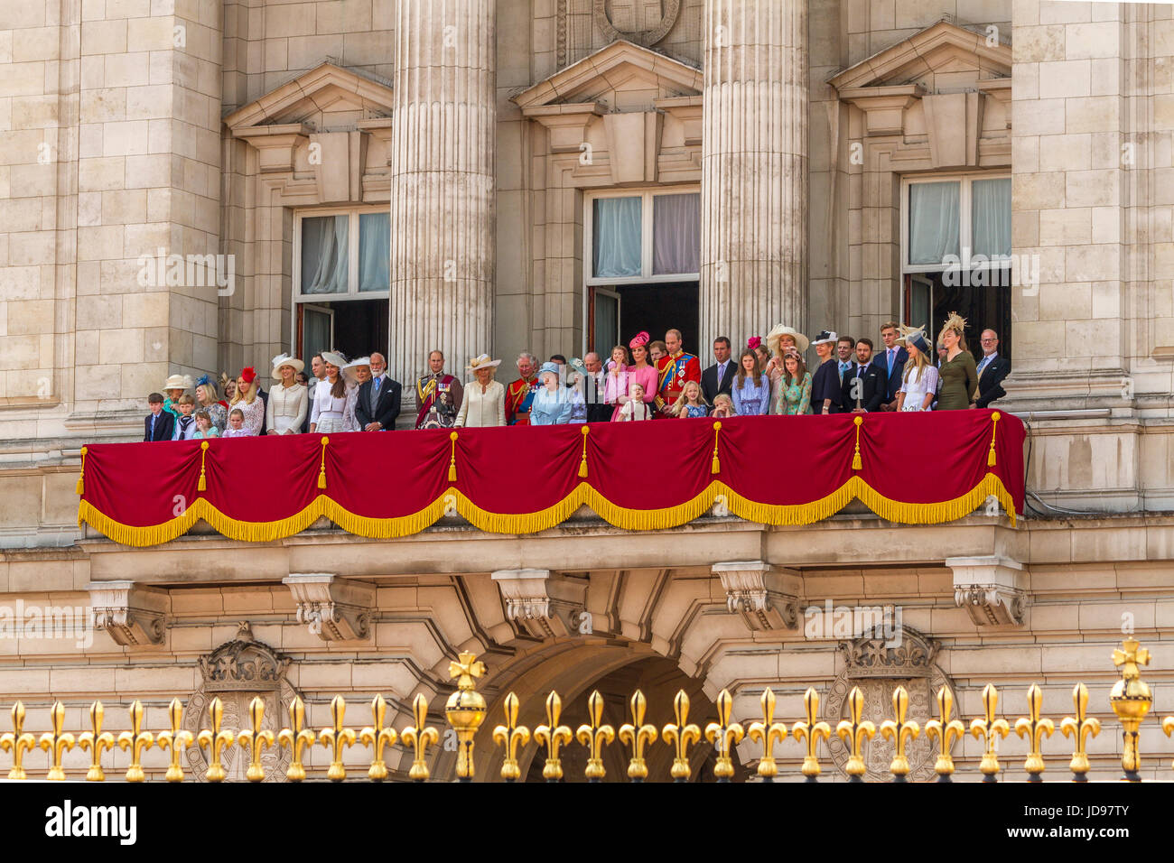 Die Königin und Mitglieder der königlichen Familie versammeln sich auf dem Balkon des Buckingham Palace nach der Trooping the Color Parade, London, Großbritannien, 2017 Stockfoto