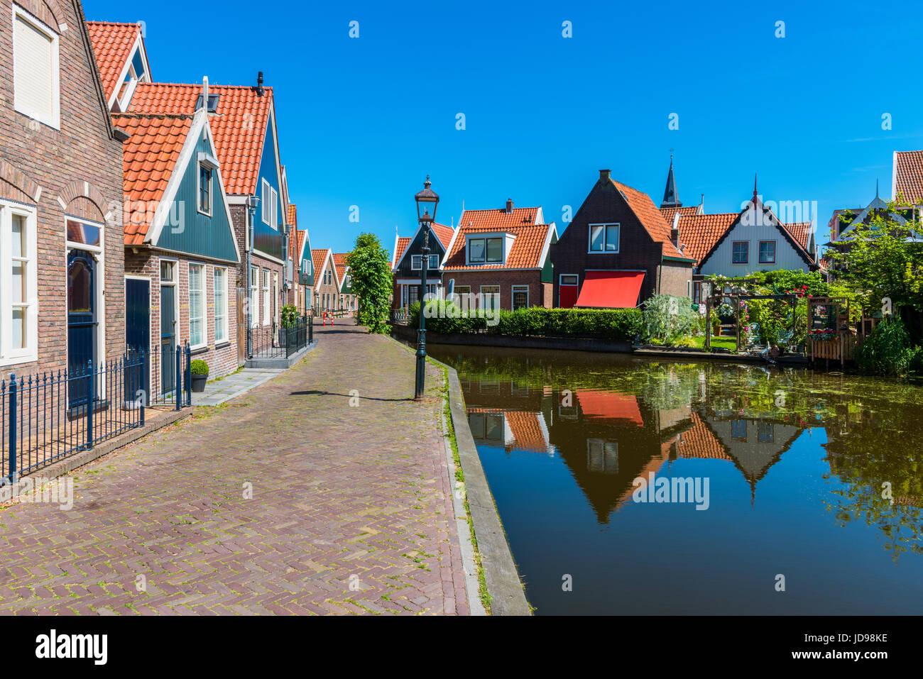Straße und Kanal in Volendam Niederlande Stockfoto