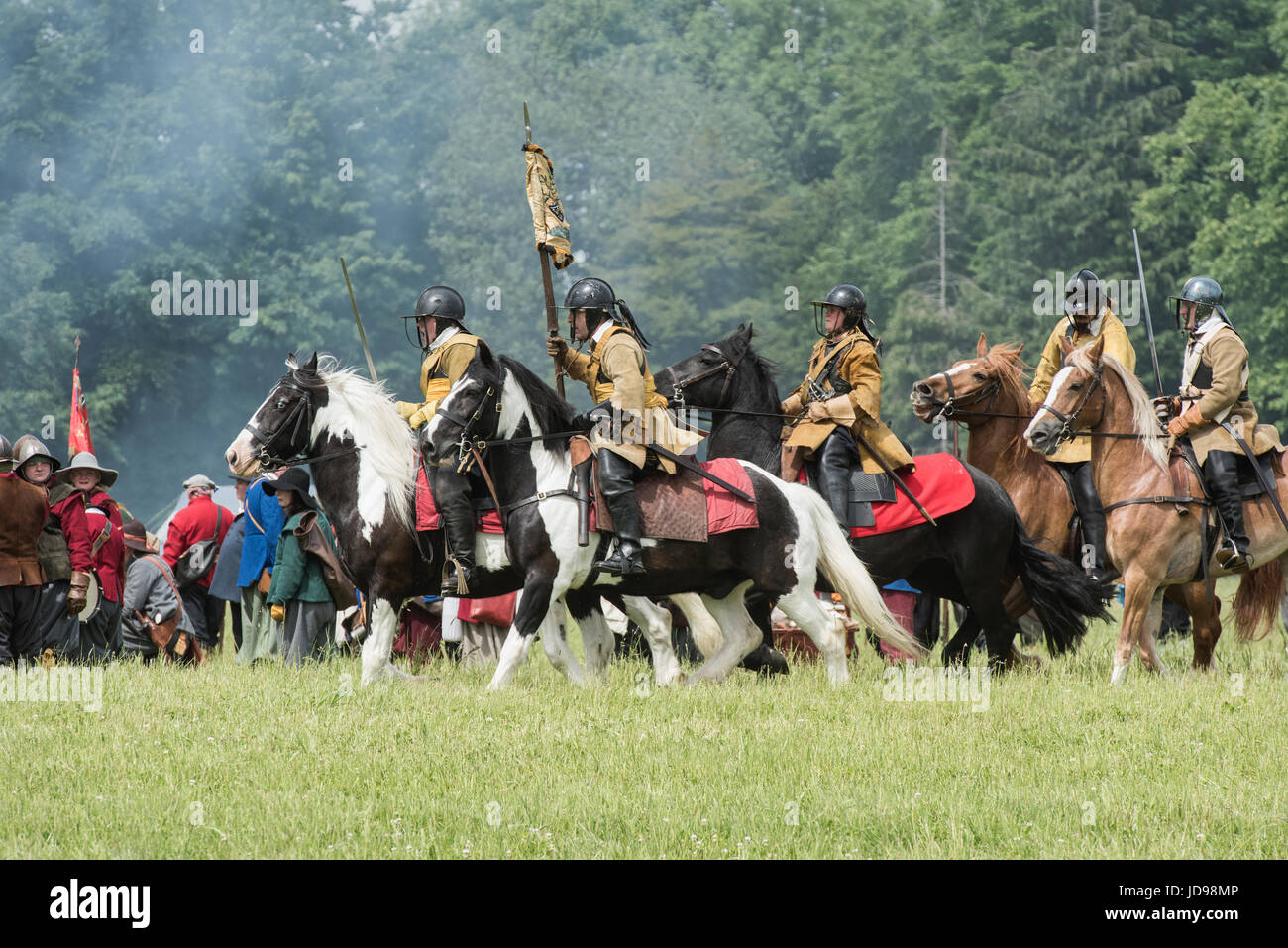 Roundhead Kavalleristen in der Schlacht bei einem Sealed Knot englischen Bürgerkrieg reenactment Event. Charlton Park, Malmesbury, Wiltshire, UK. Stockfoto