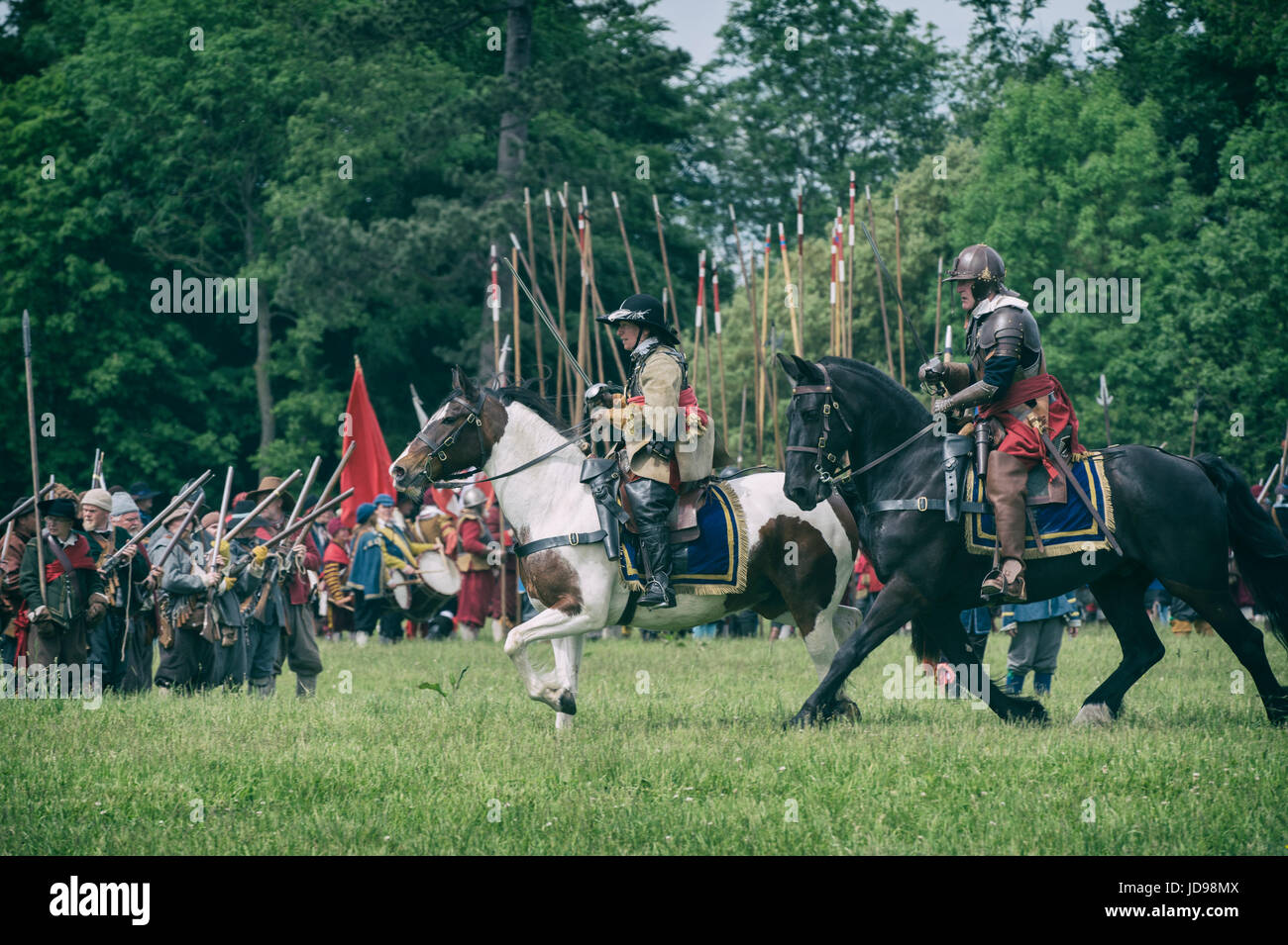 Parlamentarier auf Pferden in die Schlacht bei einem Sealed Knot englischen Civil War Reenactment Event geladen. Charlton Park, Malmesbury, Wiltshire, UK Stockfoto