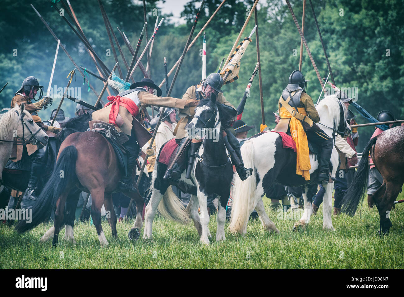 Parlamentarier auf Pferden in die Schlacht bei einem Sealed Knot englischen Civil War Reenactment Event geladen. Charlton Park, Malmesbury, Wiltshire, UK Stockfoto
