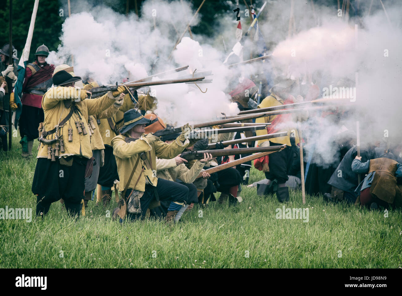 Royalistische Musketiere in der Schlacht bei einem Sealed Knot englischen Civil War Reenactment Event. Charlton Park, Malmesbury, Wiltshire, UK. Vintage-Filter angewendet Stockfoto