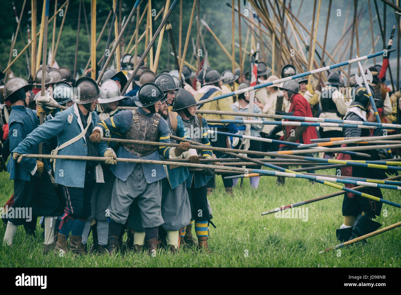 Rundköpfen und Kavaliere Schlacht bei einem Sealed Knot englischen Civil War Reenactment Event. Charlton Park, Malmesbury, Wiltshire, UK. Vintage-Filter angewendet Stockfoto