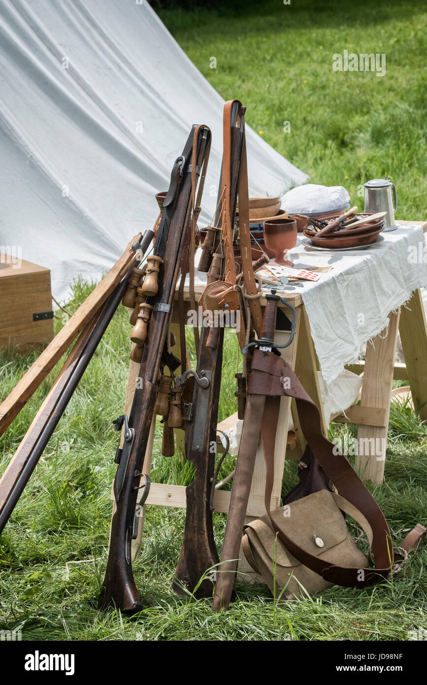 Schwert und Musketen stützte sich auf eine Tabelle in ein Lager bei einem Sealed Knot englischen Civil War Reenactment Event. UK Stockfoto