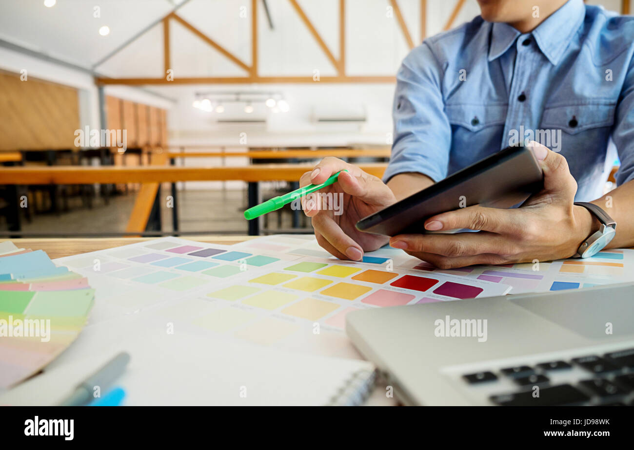 Grafik Design und Farbe Farbfelder und Stifte auf dem Schreibtisch. Architektonische Zeichnung mit Werkzeugen und Zubehör. Stockfoto