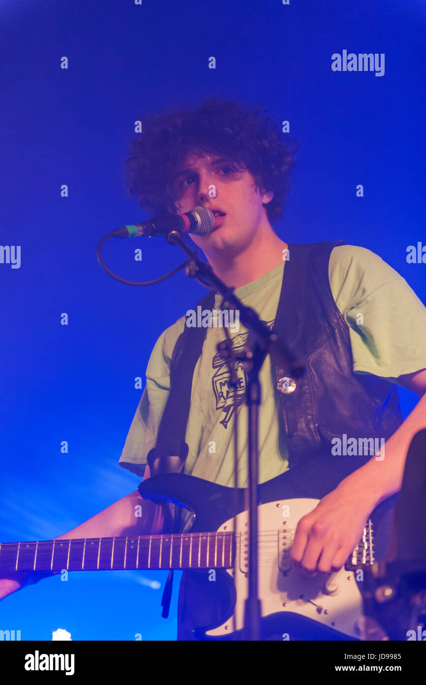 Thornhill, Schottland, UK - 27. August 2016: Saul Adamczewski des englischen post-Punk-Band Fat White Family erklingt in elektrischen Feldern Stockfoto