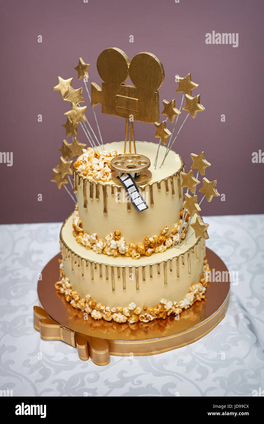 White Wedding Cake Stil des Kinos auf Tisch. Stockfoto