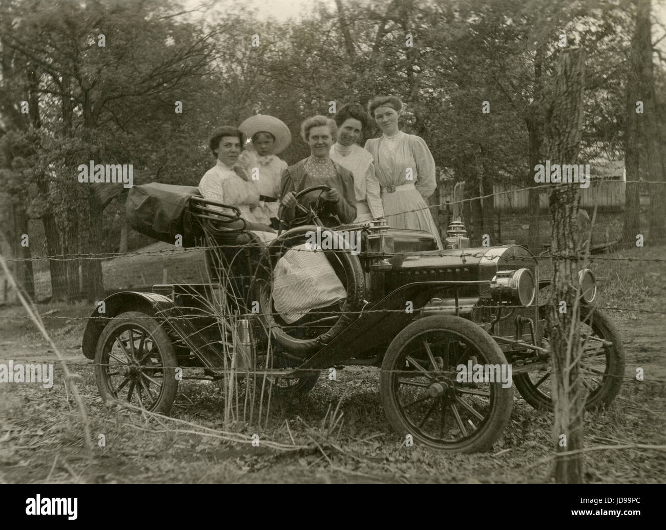 Antike c1922 Foto, vier Frauen und ein Kind in einem Auto. Lage ist wahrscheinlich Mankato, Minnesota. QUELLE: ORIGINALFOTO. Stockfoto