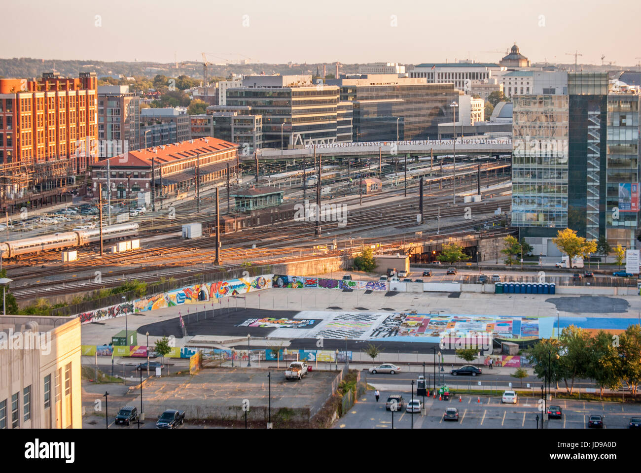 U-Bahnlinien, Wassertürme und Gebäude in Washington, D.C. in das warme Licht des Sonnenuntergangs Stockfoto