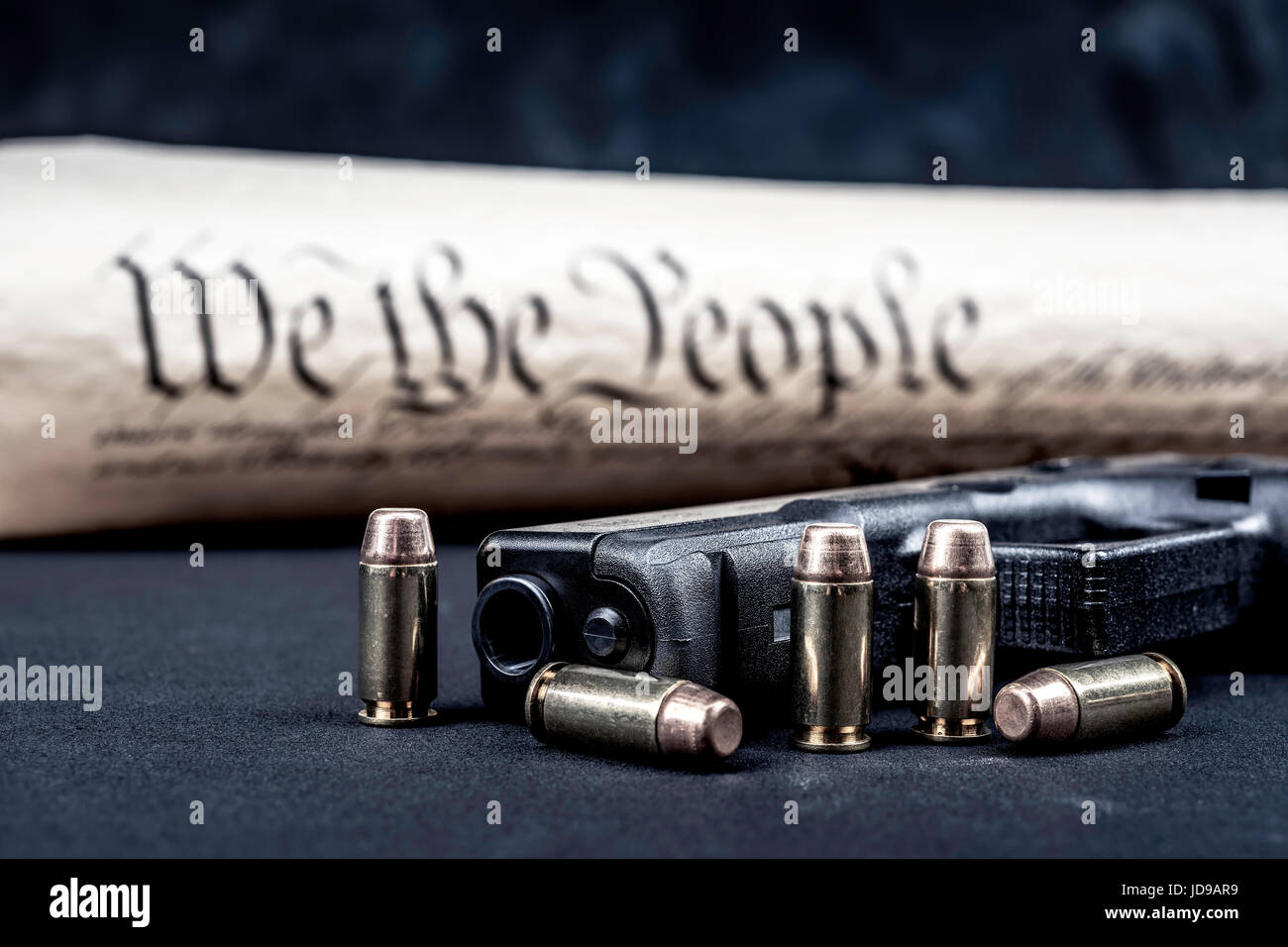 Eine Pistole mit Kugeln symbolisieren Pistole Rechte während gegen die Verfassung der Vereinigten Staaten umrahmt. Stockfoto