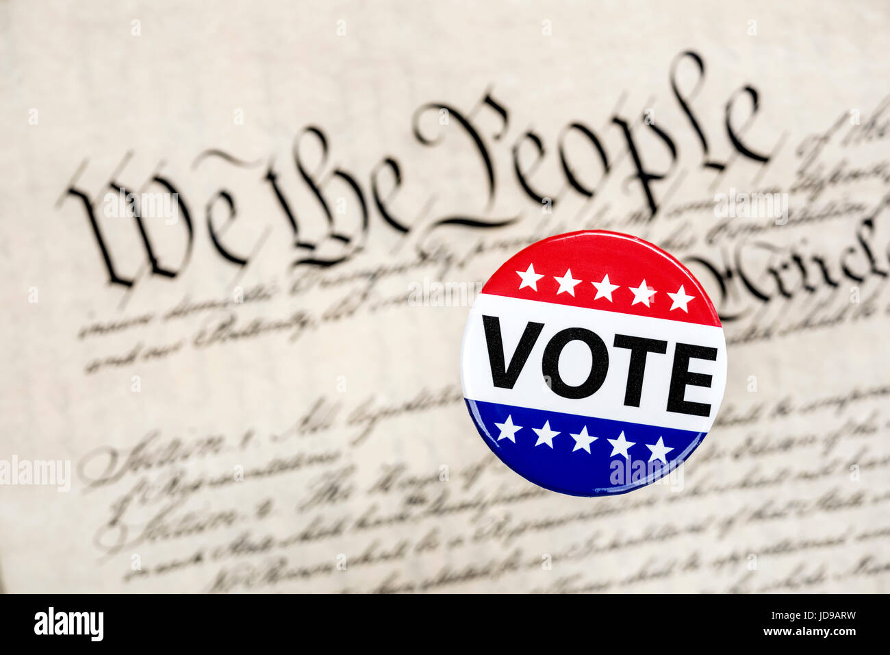 Eine Abstimmung Abzeichen schwebt über der Verfassung als Symbol für die amerikanische Staatsbürgerschaft konstitutionelle Wahlrecht. Stockfoto