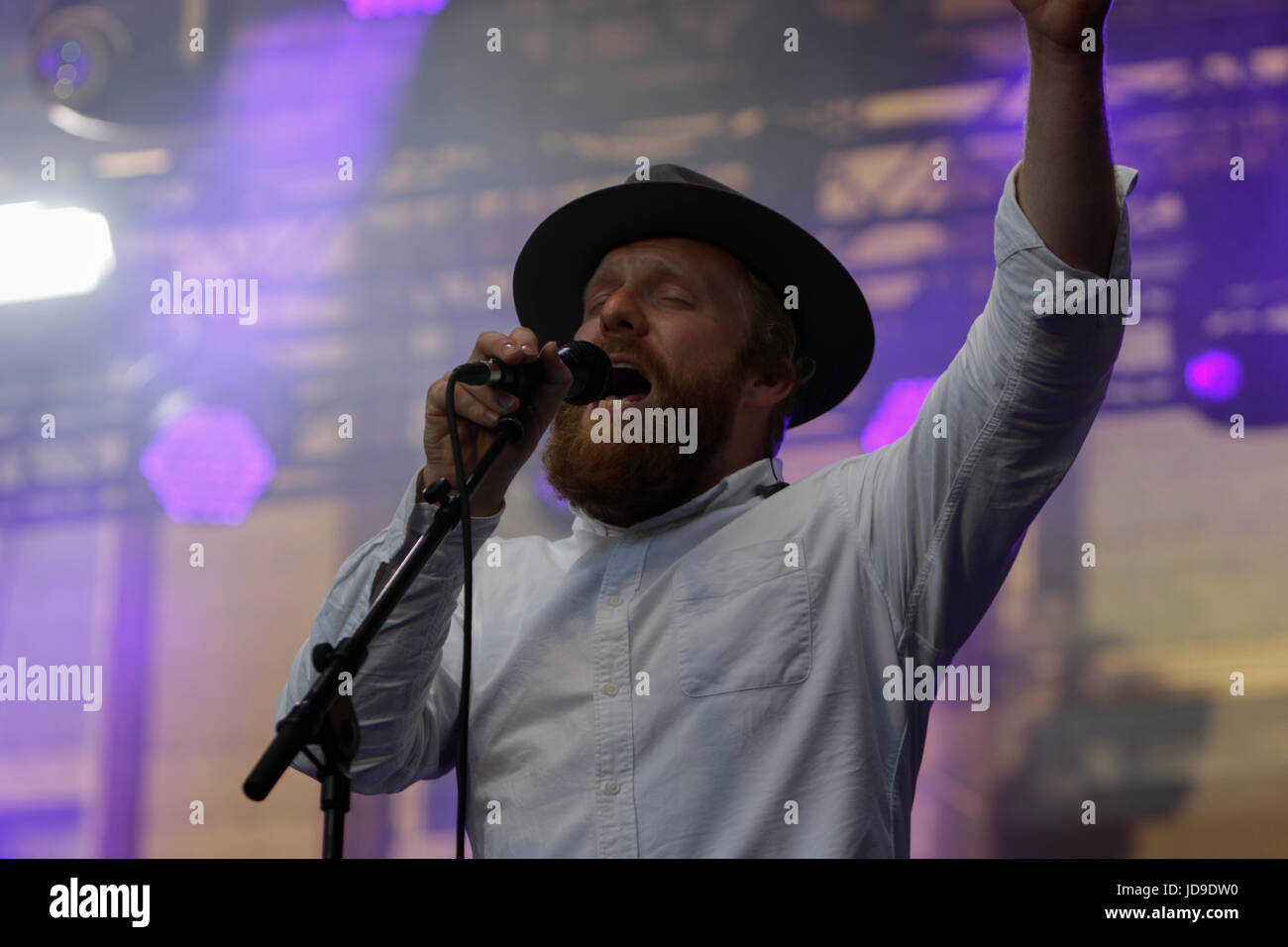 Worms, Deutschland. 18. Juni 2017. Britische Sängerin Alex Clare führt live auf der Bühne auf die 2017 Festival der Jazz- und Joy in Worms. Bildnachweis: Michael Debets/Pacific Press/Alamy Live-Nachrichten Stockfoto