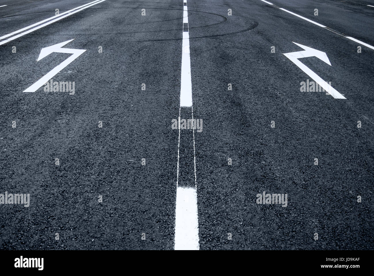 Straßenschild Pfeil links rechts biegen Sie auf der Autobahn Stockfoto