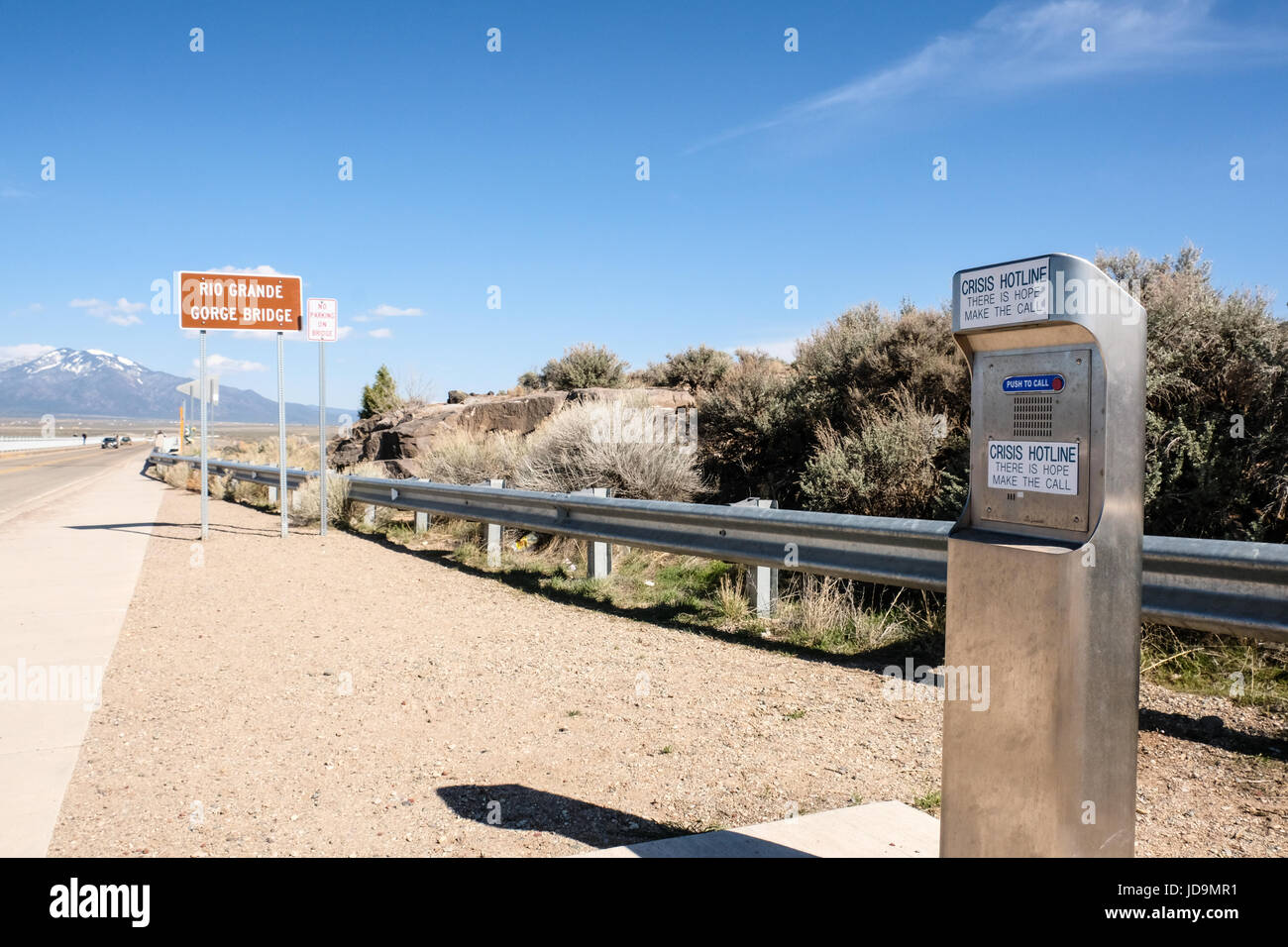 Eine Krise Hotline Telefon Station am Rio Grande Gorge Bridge in New Mexico, USA Stockfoto