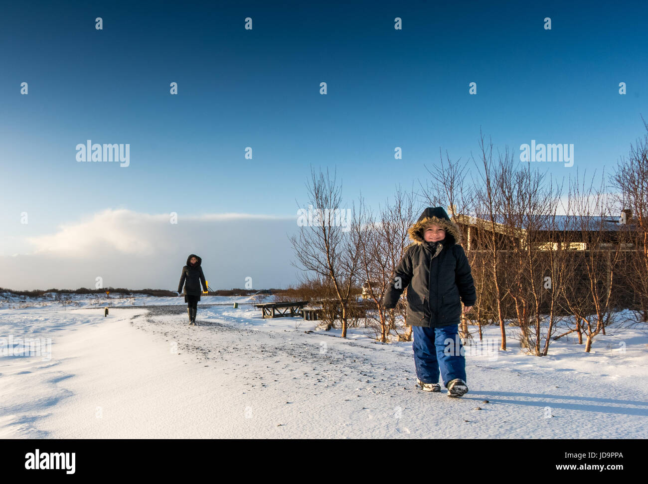 Mutter und Sohn gehen im Schnee bedeckt Landschaft, Island, Europa. Island-Natur 2017 Winterkälte Stockfoto