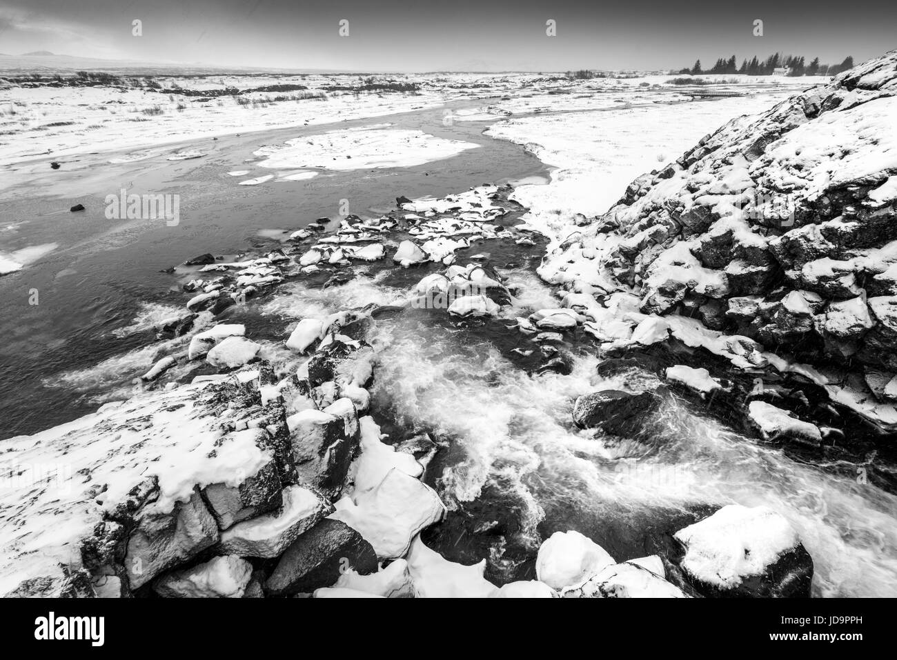 Zugefrorenen See und Schnee bedeckt Landschaft, Island, Europa, schwarz und weiß. Island-Natur 2017 Winterkälte Stockfoto