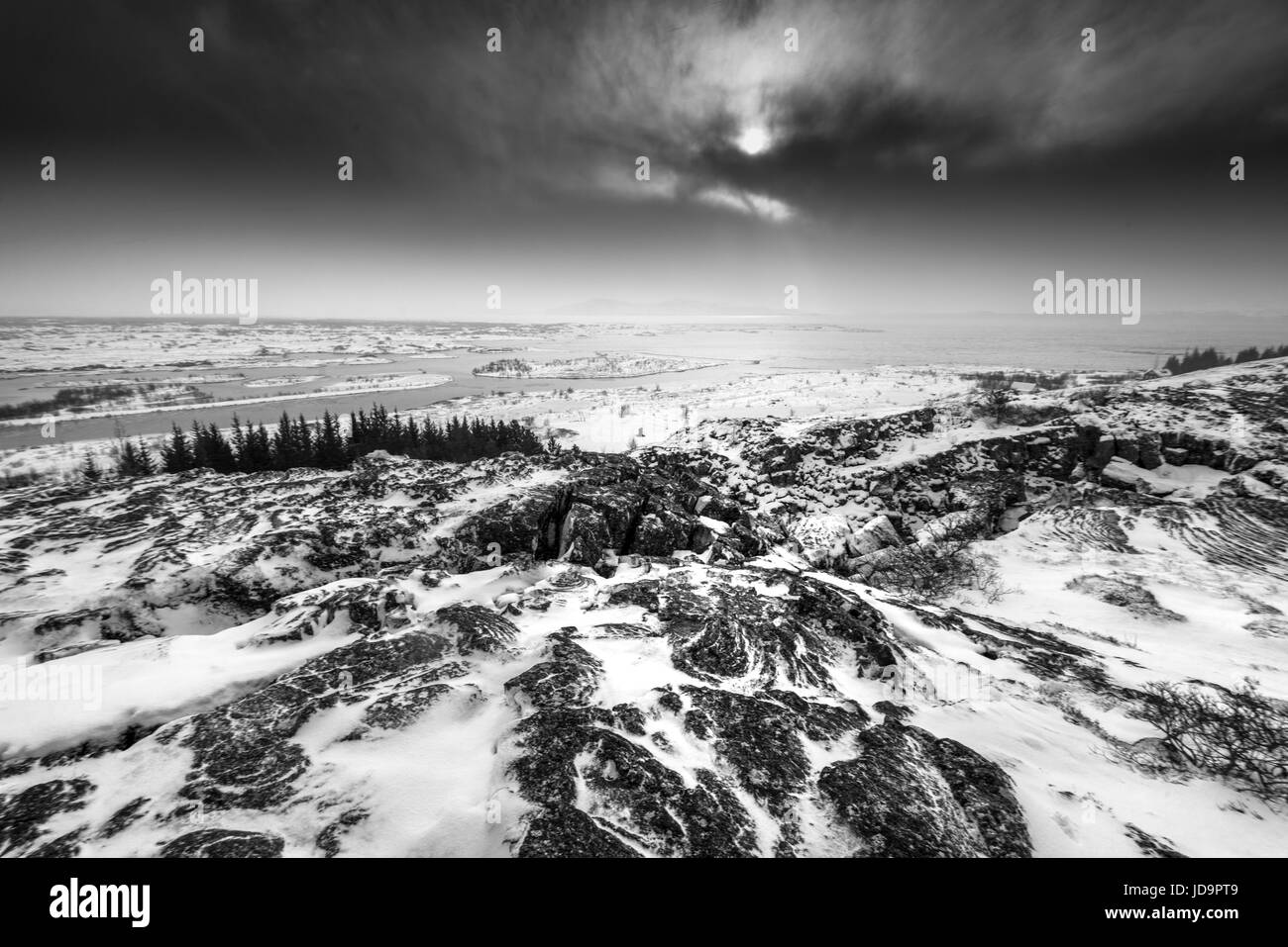 Schneebedeckte Felsformationen und blauer Himmel, Island, Europa, schwarz und weiß. Island-Natur 2017 Winterkälte Stockfoto