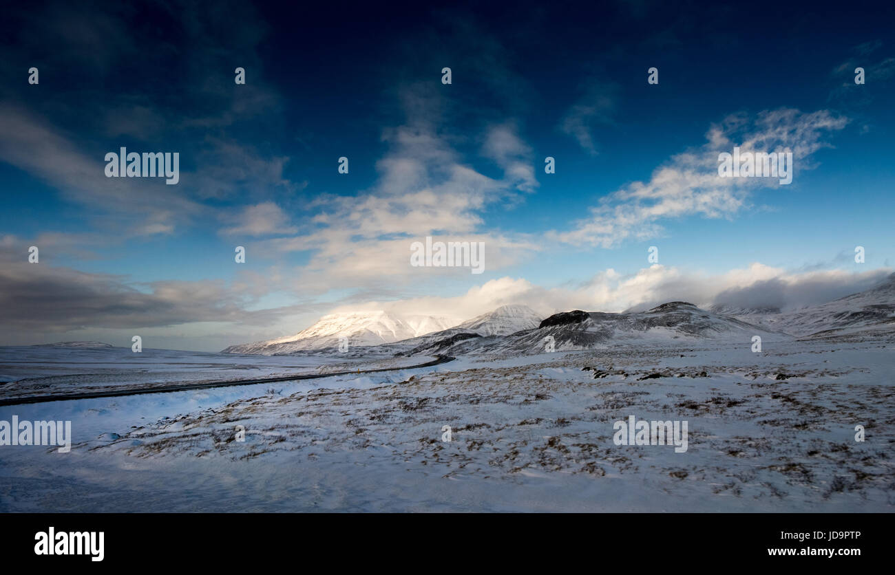 Tief verschneite Landschaft, Berg und blauer Himmel, Island, Europa. Island-Natur 2017 Winterkälte Stockfoto