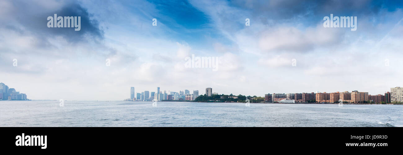 Ansicht von New York City über das Wasser, New York, USA. 2016 Großstadt Vereinigte Staaten von Amerika Stockfoto
