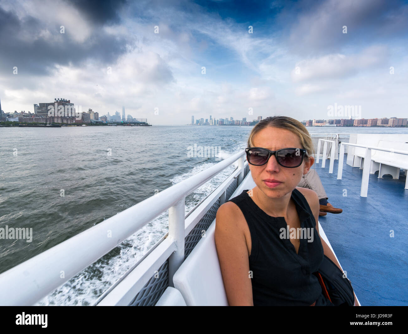 Frau mit Sonnenbrille betrachten von Boot, New York, USA 2016 Großstadt Vereinigte Staaten von Amerika Stockfoto