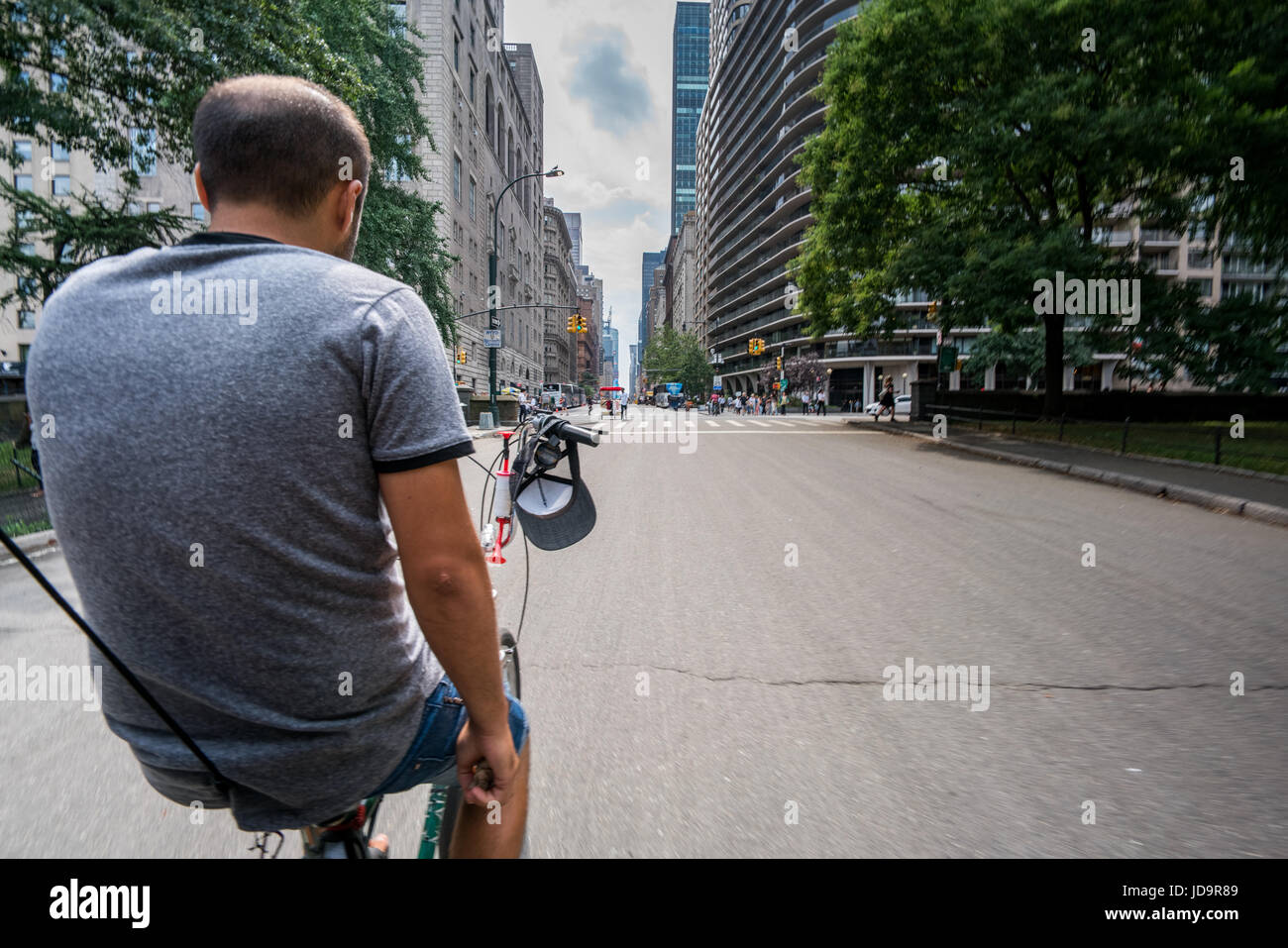 Rückansicht des Menschen mit dem Fahrrad auf leere Straße in New York City, New York, USA. 2016 Großstadt Vereinigte Staaten von Amerika Stockfoto