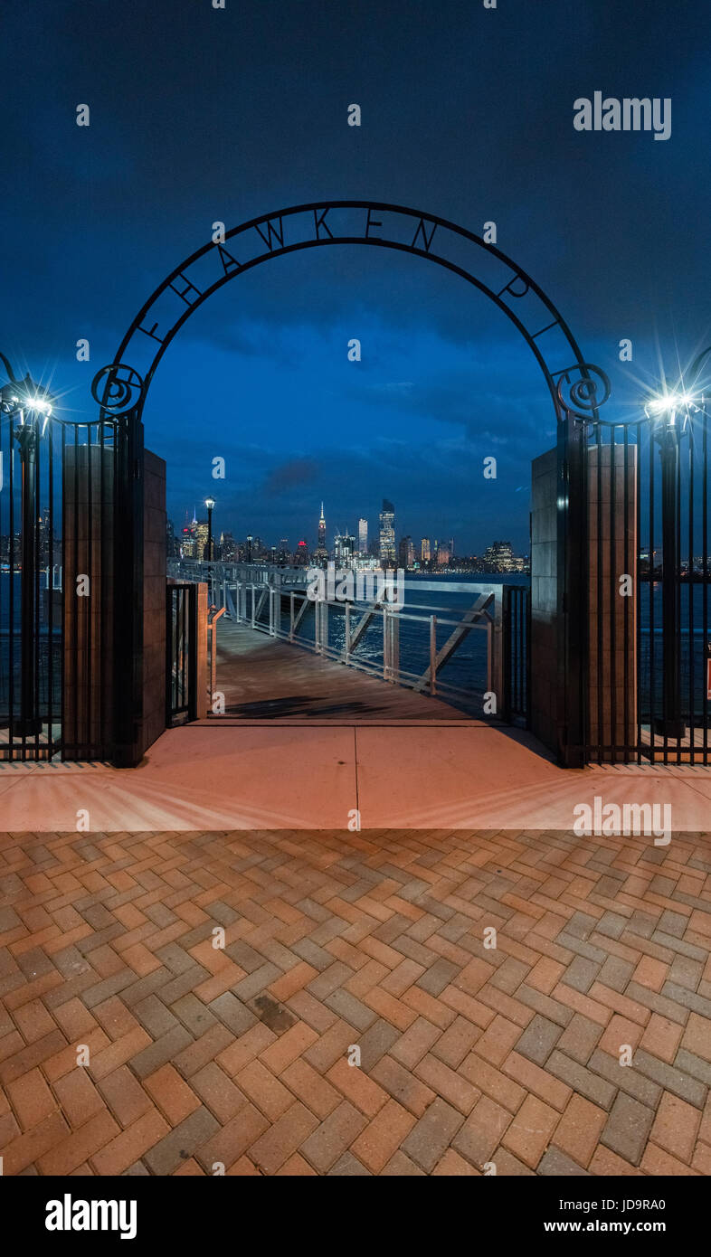 Tor zur Weehawken Pier bei Nacht, New Jersey, New York, USA. 2016 Großstadt Vereinigte Staaten von Amerika Stockfoto