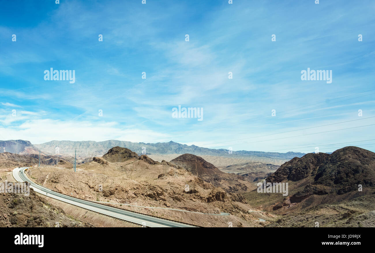 Remote-Straße durch die Wüste mit Bergen, Las Vegas, Nevada, USA. Stockfoto