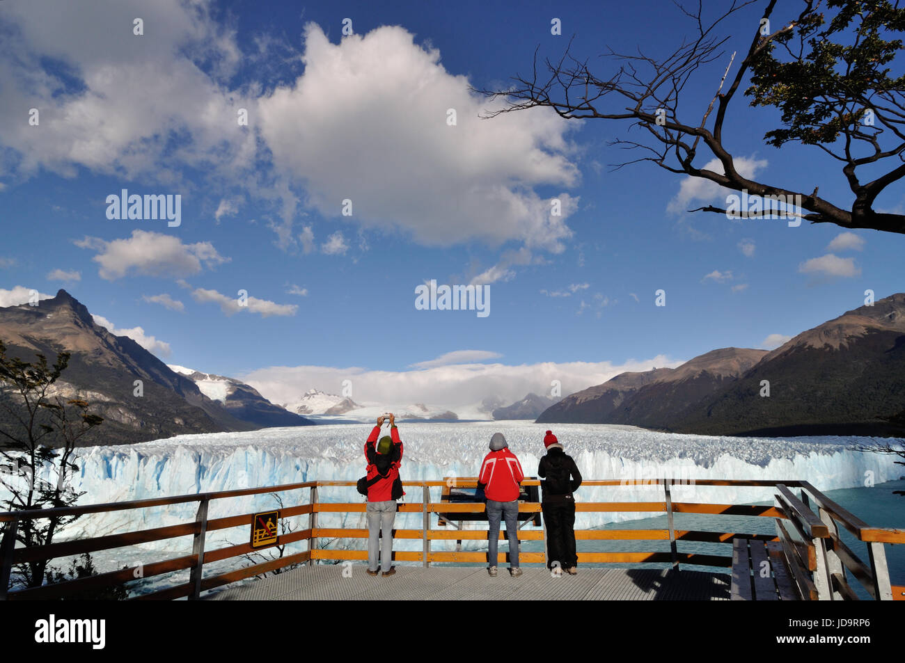 Touristen sehen Perito-Moreno-Gletscher, Patagonien, Argentinien Stockfoto
