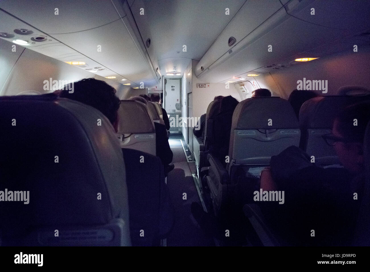 Inneneinrichtung von Flugzeugen, Rückansicht, Gang Ansicht und Lichtdecke. Stockfoto