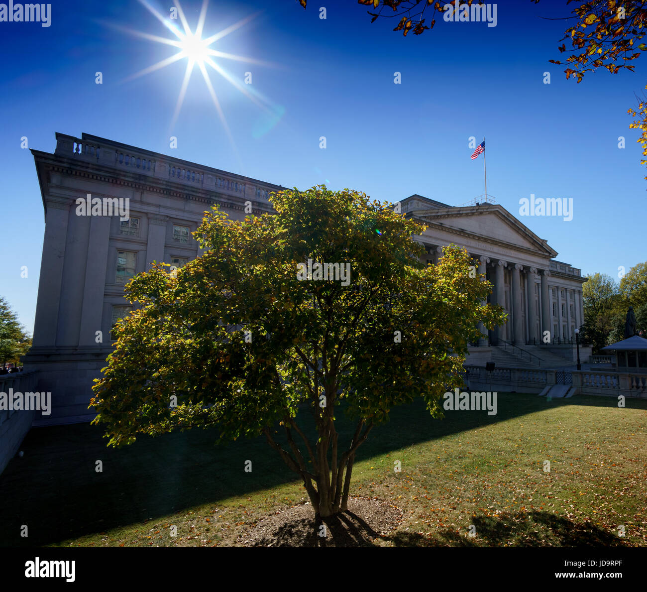 Baum- und Außenbereich der Regierungsgebäude, Washington DC, USA. Hauptstadt Washington Usa 2016 fallen Stockfoto