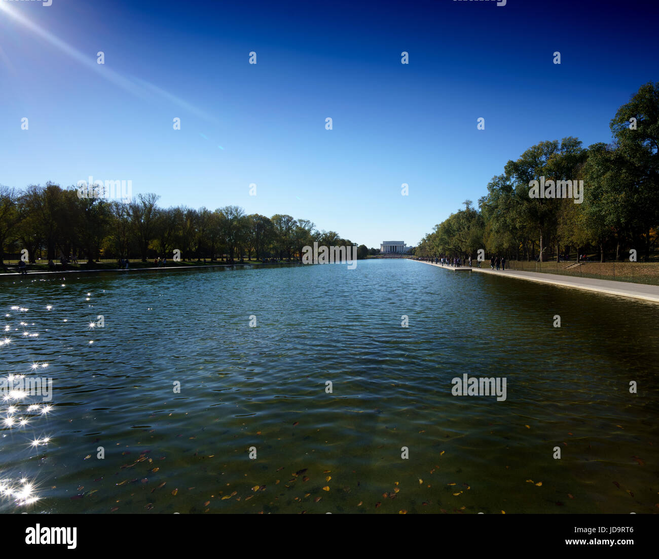 Lincoln Memorial Reflecting Pool, Diminshing Perspektive und blauer Himmel, Washington DC, USA. Hauptstadt Washington Usa 2016 fallen Stockfoto