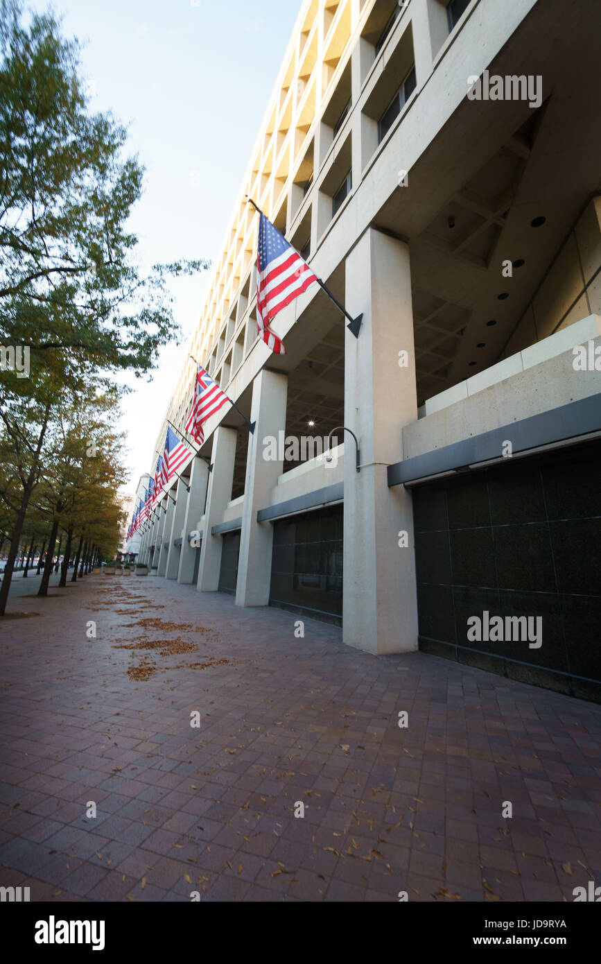 Exterieur der Regierungsgebäude mit Fahnen, Diminshing Perspektive, Washington DC, USA. Hauptstadt Washington Usa 2016 fallen Stockfoto