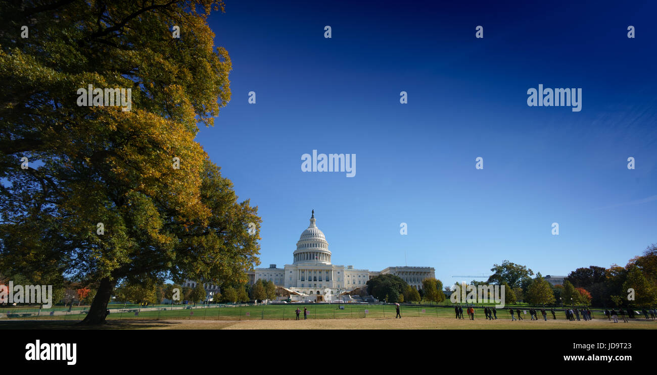 Die Kuppel des Kapitols Gebäude in der Ferne, Kapitol, Washington DC, USA. Hauptstadt Washington Usa 2016 fallen Stockfoto