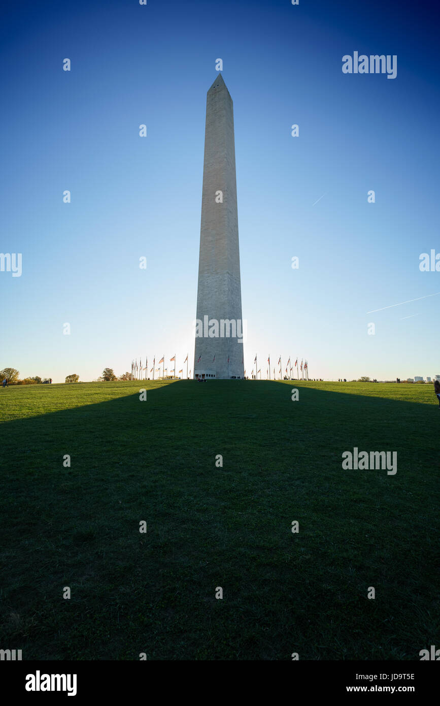 Washington Monument gegen einen klaren, blauen Himmel, Washington DC, USA. Hauptstadt Washington Usa 2016 fallen Stockfoto
