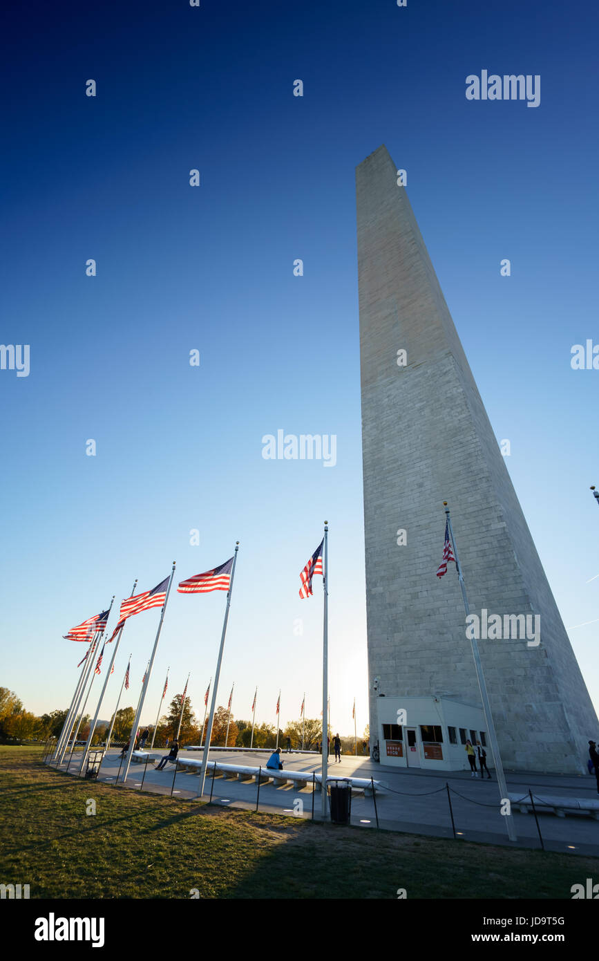 Washington Monument vor einem strahlend blauen Himmel mit amerikanischen Flaggen, Washington DC, USA. Hauptstadt Washington Usa 2016 fallen Stockfoto