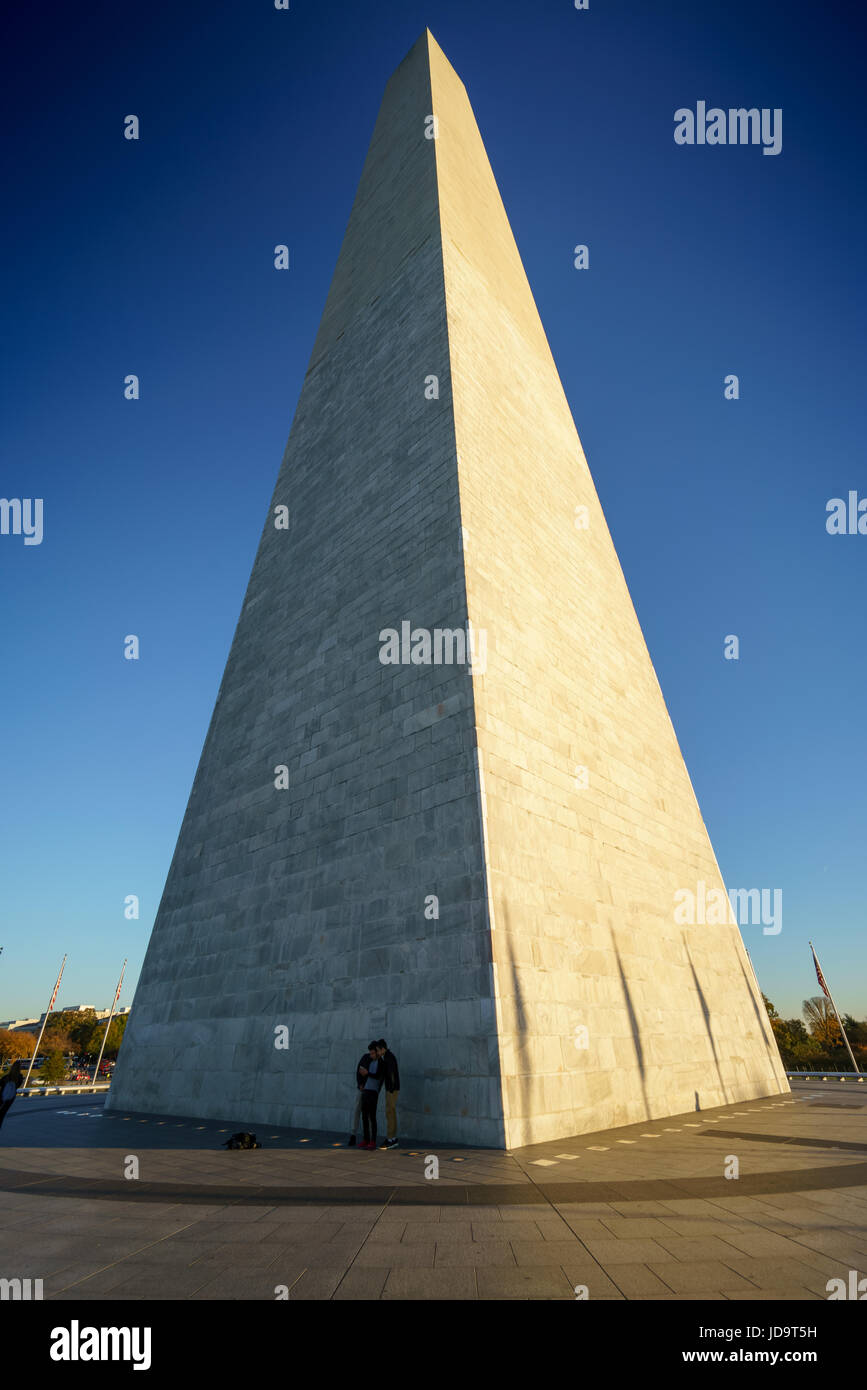 Niedrigen Winkel Blick auf das Washington Monument gegen einen klaren, blauen Himmel, Washington DC, USA. Hauptstadt Washington Usa 2016 fallen Stockfoto