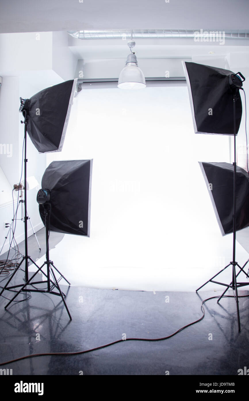 Vertikale Bild drinnen, mit Lichtern beleuchtete Foto-Shooting im Studio, niemand. Stockfoto