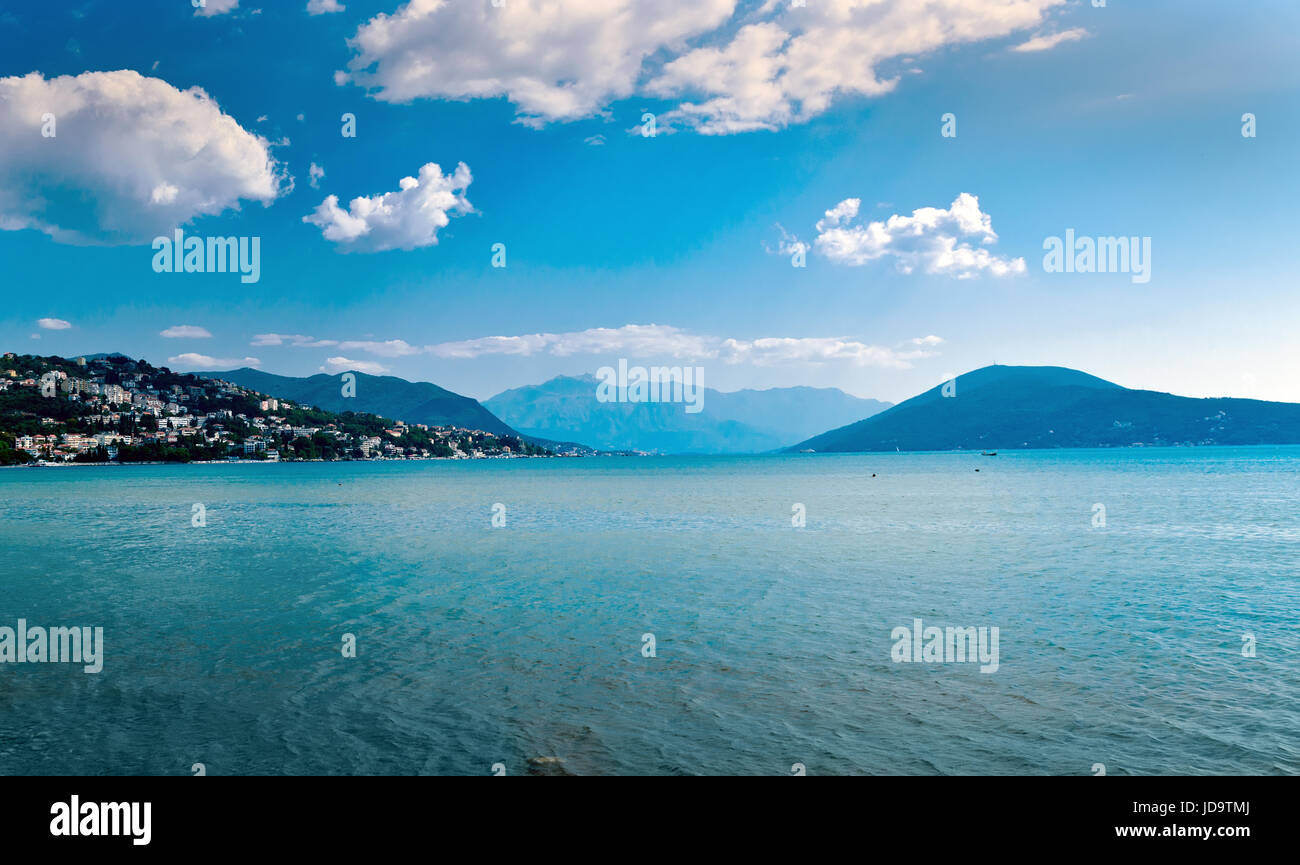 Adria Meerblick in der Nähe von Herceg Novi. Montenegro. Blau-Töne Stockfoto